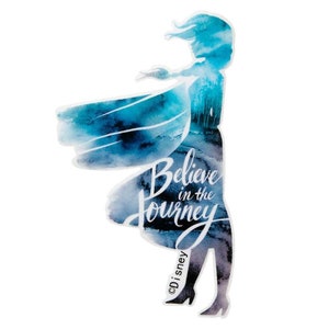 Könnte beinhalten: Eine Aquarell-Silhouette einer Frau mit wallendem Haar und einem Umhang, mit dem Text "Glaube an die Reise" und einem Disney-Copyright-Symbol.