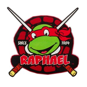 Könnte beinhalten: Ein roter, grüner und schwarzer Teenage Mutant Ninja Turtles-Patch mit Raphael, mit dem Text "SINCE 1984" und "RAPHAEL".
