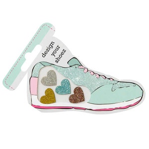 Könnte beinhalten: Eine weiße Karte mit einem türkisfarbenen Sneaker-Design und dem Text "dezign your shoez". Vier Glitzer-Herzaufkleber sind in Silber, Türkis, Gold und Kupfer dargestellt.