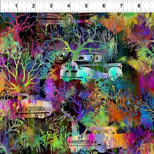 Könnte beinhalten: Ein lebendiges Stoffdesign mit Oldtimern und Lastwagen vor einem farbenfrohen, abstrakten Waldbild. Das Kunstwerk verwendet eine Palette aus leuchtenden Grün-, Lila- und Orangetönen und erzeugt einen psychedelischen Effekt. Geeignet für Kleidung und Heimdekoration.