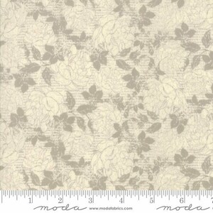 Könnte beinhalten: Ein cremefarbener Stoff mit einem grauen Blumenmuster. Das Muster zeigt ein sich wiederholendes Design aus stilisierten Rosen und Blättern. Der Stoff hat eine subtile Textur, die ihm ein Vintage-Feeling verleiht.