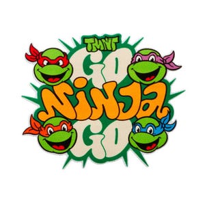 Könnte beinhalten: Grüner, orangefarbener und weißer Cartoon-Patch mit vier Teenage Mutant Ninja Turtles-Charakteren und dem Text "TMNT GO NINJA GO".