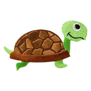 Könnte beinhalten: Ein gestickter Aufnäher mit einer grünen und braunen Schildkröte. Die Schildkröte hat eine braune Schale mit einem Muster aus Sechsecken und einen grünen Kopf und Beine.