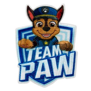 Könnte beinhalten: Gestickter Aufnäher mit einem Cartoon-Hund, der einen blauen Polizeihut und eine blaue Uniform trägt. Der Hund streckt seine Pfoten aus und der Text "TEAM PAW" ist in Weiß mit blauem Umriss geschrieben.