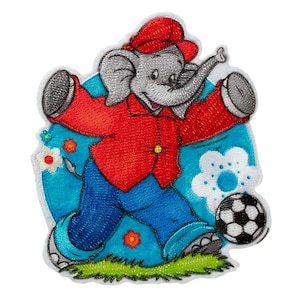 Könnte beinhalten: Ein gestickter Bügelaufkleber mit einem Cartoon-Elefanten, der ein rotes Hemd, eine blaue Hose und eine rote Mütze trägt und einen Fußball tritt. Der Elefant befindet sich auf einem blauen Hintergrund mit weißen Blumen.