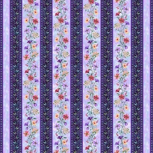 Könnte beinhalten: Lila und weiß gestreifter Stoff mit einem sich wiederholenden Muster aus floralen Ranken. Die Ranken sind mit rosa, gelben und lila Blüten verziert.