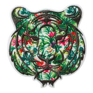 Könnte beinhalten: Ein schwarzer gestickter Tigerkopf mit einem floralen Muster in Grün-, Rosa- und Weißtönen.