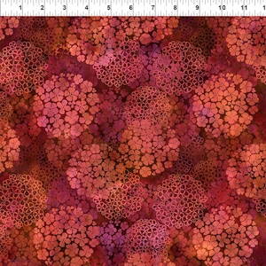 Könnte beinhalten: Roter Stoff mit einem sich wiederholenden Muster aus kleinen, stilisierten Blüten in kreisförmiger Anordnung. Die Blüten sind in einem helleren Rotton als der Hintergrund gehalten.