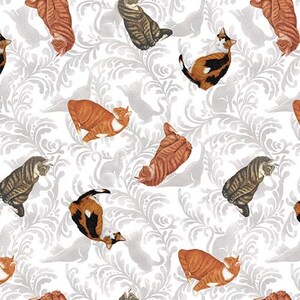 Könnte beinhalten: Ein weißer Hintergrund mit einem sich wiederholenden Muster aus grauen und weißen stilisierten floralen Designs. Das Muster ist durchsetzt mit Bildern von Katzen in verschiedenen Posen. Die Katzen sind orange, schwarz, weiß und grau.