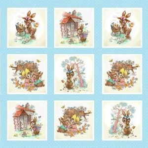 Könnte beinhalten: Ein blauer und weißer Stoff mit einem sich wiederholenden Muster aus Kaninchen, die Schubkarren schieben und Körbe tragen. Die Kaninchen tragen Hüte und Blumen. Es gibt auch kleine Häuser und Bäume im Muster.