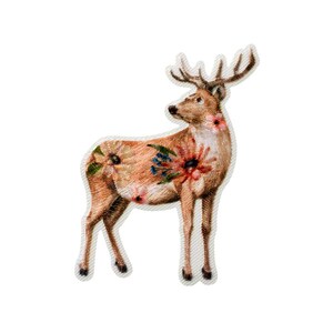 Könnte beinhalten: Ein brauner gestickter Hirsch mit floralen Details auf seinem Körper. Der Hirsch steht auf einem weißen Hintergrund.