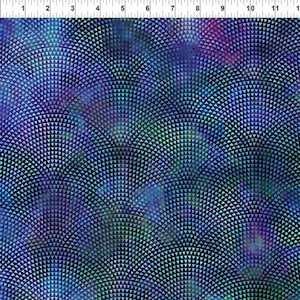 Könnte beinhalten: Abstraktes Gewebe mit einem sich wiederholenden Muster aus kleinen Dreiecken, die in einem gebogenen, radialen Design angeordnet sind. Die Farbpalette umfasst Blau-, Lila- und Grüntöne, wodurch ein strukturiertes, geometrisches Muster entsteht. Der Stoff hat einen dunklen Hintergrund.