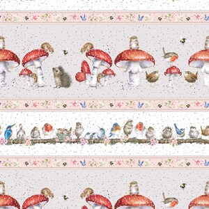 Könnte beinhalten: Ein sich wiederholendes Muster mit Aquarellillustrationen von rotkappigen Pilzen, Vögeln, Bienen und einem Igel. Das Design umfasst Blumen- und Insektenbordüren auf einem gesprenkelten grauen Hintergrund und schafft eine skurrile, naturbezogene Ästhetik.