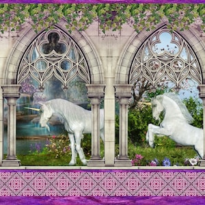 Könnte beinhalten: Ein weißes Einhorn steht in einem Steinbogen mit grünem und blauem Hintergrund. Das Einhorn blickt nach links und hat ein weißes Horn. Der Bogen ist mit kunstvollen Schnitzereien verziert. Der Hintergrund ist ein üppiger Wald mit einem Wasserfall.