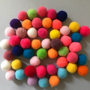50 pompones de poliéster de colores variados de buena calidad de 14 mm