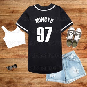 Könnte beinhalten: Schwarzes Baseballtrikot mit weißen Abschlüssen und dem Text "Mingyu 97" auf der Rückseite.