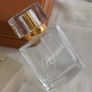 Flacone di profumo vuoto con incisione, Vuoi essere il mio regalo da damigella d'onore?, Regalo per damigelle d'onore junior., Damigelle d'onore che chiedono il regalo. Damigelle che si preparano.