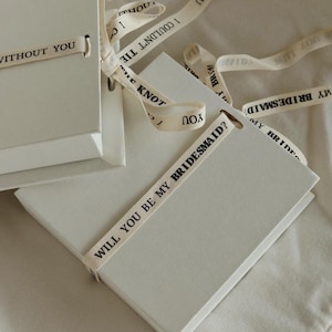 Will you be my bruidsmeisje lint sieradendoosje, boxset bruidsmeisje voorstel, schijf naamketting, zoetwaterpareloorbellen bungelen