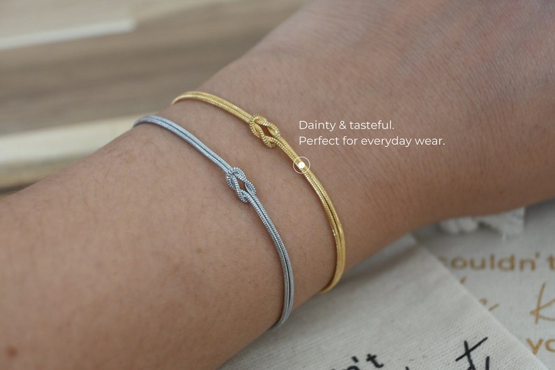K&ouml;nnte beinhalten: Zwei zarte Armb&auml;nder, eines in Silber und eines in Gold, mit einem Knotendesign.  Zierlich und geschmackvoll. Perfekt f&uuml;r den Alltag.
