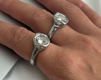 Anillo de plata fundida con piedra de circonita, anillo orgánico irregular, anillo minimalista hecho a mano, regalo de joyería moderna y única para ella.