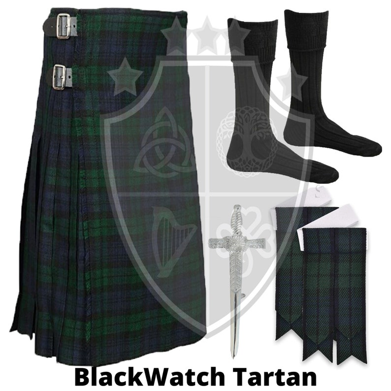 K&ouml;nnte beinhalten: Ein Kilt aus Black Watch-Tartan mit einer silbernen Kiltnadel, einem Paar schwarzer Kiltstr&uuml;mpfe und einem passenden Kilt-Sporran.