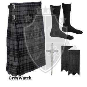 K&ouml;nnte beinhalten: Ein schwarzer und grauer Kilt mit einem passenden Set an Accessoires, darunter Socken, ein Kilt-Pin und Kilt-Str&uuml;mpfe. Der Kilt hat ein traditionelles Tartan-Muster und ist aus hochwertigem Stoff gefertigt. Der Kilt-Pin ist ein silbernes Schwertdesign. Die Kilt-Str&uuml;mpfe sind schwarz und haben eine gerippte Textur. Die Socken sind schwarz und haben eine gerippte Textur. Das Set wird mit einem GreyWatch-Etikett geliefert.
