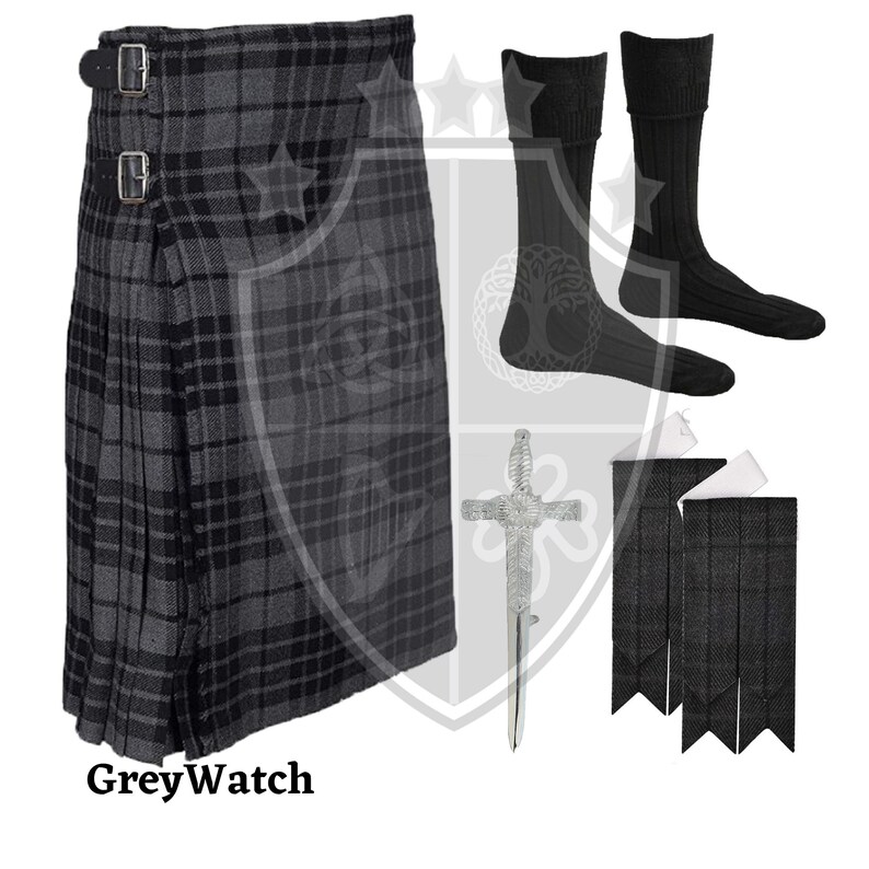 K&ouml;nnte beinhalten: Ein schwarzer und grauer Kilt mit einem passenden Set an Accessoires, darunter Socken, ein Kilt-Pin und Kilt-Str&uuml;mpfe. Der Kilt hat ein traditionelles Tartan-Muster und ist aus hochwertigem Stoff gefertigt. Der Kilt-Pin ist ein silbernes Schwertdesign. Die Kilt-Str&uuml;mpfe sind schwarz und haben eine gerippte Textur. Die Socken sind schwarz und haben eine gerippte Textur. Das Set wird mit einem GreyWatch-Etikett geliefert.