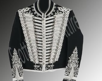 Könnte beinhalten: Eine schwarze Jacke mit weißen Verzierungen und silbernen Knöpfen. Die Jacke hat einen Stehkragen und lange Ärmel. Die Verzierung ist ein geflochtenes Design mit einer Reihe von dekorativen Schlaufen.