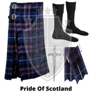 K&ouml;nnte beinhalten: Ein traditioneller schottischer Kilt in einem blau-violetten Tartanmuster mit einer silbernen Kiltnadel in Form eines Schwertes. Der Kilt wird von einem Paar schwarzer Kiltstr&uuml;mpfe und einem passenden Kilt-Sporran begleitet. Der Text "Pride Of Scotland" wird unter dem Bild angezeigt.