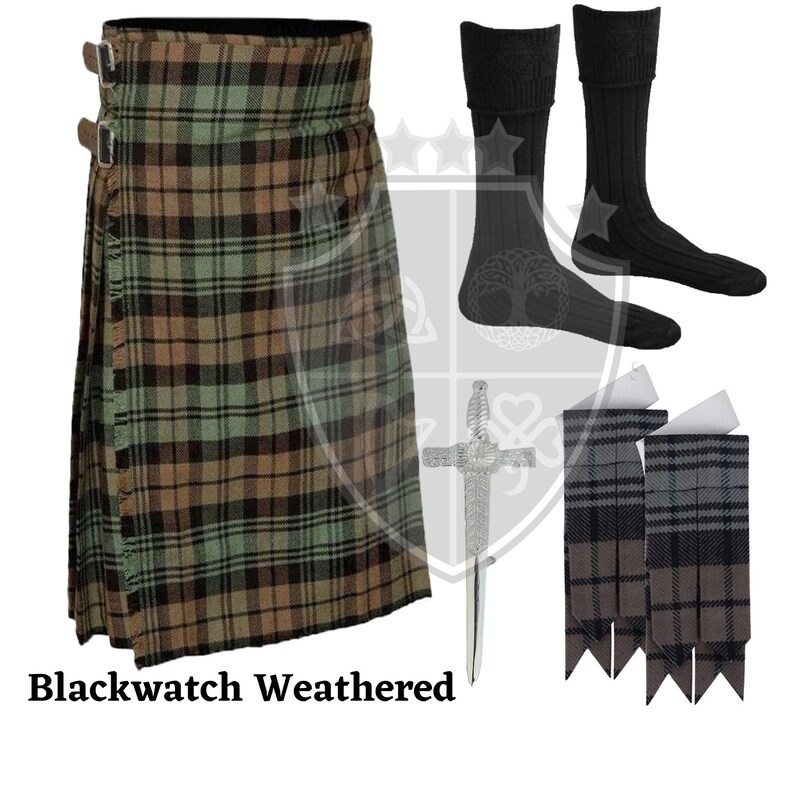 K&ouml;nnte beinhalten: Blackwatch Weathered Kilt mit braunem, gr&uuml;nem und schwarzem Karomuster, einem silbernen Kilt-Pin und einem Paar schwarzen Socken.
