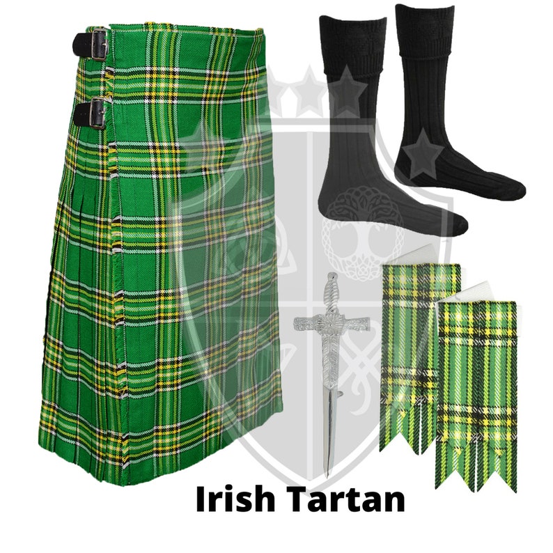 K&ouml;nnte beinhalten: Ein gr&uuml;ner, gelber und schwarzer karierter Kilt mit schwarzen Schnallen. Der Kilt wird von einem Paar schwarzen Socken, zwei gr&uuml;n-gelben karierten Sch&auml;rpen und einer silbernen Kiltnadel begleitet.