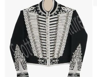 Könnte beinhalten: Eine schwarze Jacke mit silbernen Borten und Knöpfen. Die Jacke hat einen Stehkragen und lange Ärmel. Die Ärmel sind mit silbernen Borten und einem dekorativen Muster verziert.