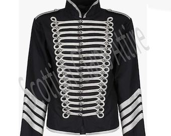 Könnte beinhalten: Eine schwarze Jacke mit weißem Besatz und silbernen Knöpfen. Die Jacke hat einen Stehkragen und lange Ärmel. Die Vorderseite der Jacke ist mit einem dekorativen Muster aus weißen Bändern und silbernen Knöpfen verziert.