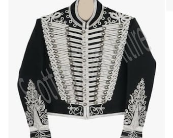 Könnte beinhalten: Schwarze Jacke mit weißen und silbernen Verzierungen. Die Jacke hat einen hohen Kragen und eine Reihe silberner Knöpfe. Auf Schultern und Manschetten befinden sich aufwendige weiße Stickereien, die einen formellen und dekorativen Look erzeugen.