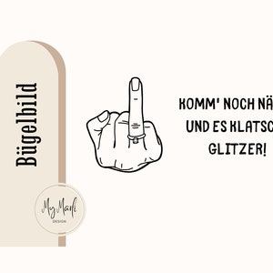 Könnte beinhalten: Eine schwarz-weiße Illustration einer Hand, die den Mittelfinger zeigt, mit einem Ring am Mittelfinger. Der Text "Komm' noch näher und es klatscht Glitzer!" befindet sich unter der Hand.