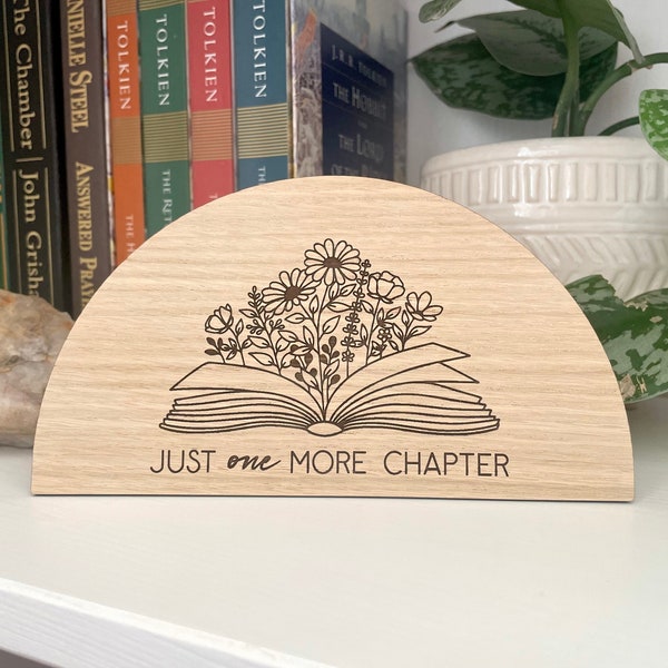 Juste un chapitre de plus | Signe de livre floral | Décor d'étagère livresque | Signe Booktok | Signe de bibliothèque arquée | Gravé au laser | Cadeau pour les amoureux des livres