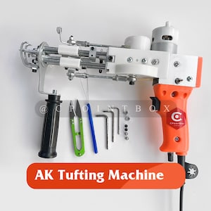 Può includere: Una macchina per tufting elettrica arancione e bianca con un'impugnatura nera, un set di strumenti e un cavo di alimentazione. La macchina ha un'etichetta bianca con il testo "CPOINTBOX". Il testo "AK Tufting Machine" è scritto in rosso su sfondo bianco.
