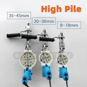 Può includere: Tre strumenti di tufting per tappeti a pelo alto di diverse dimensioni. Gli strumenti sono argentati e blu con una base in plastica bianca. Gli strumenti sono etichettati con l'altezza del pelo in millimetri: 35-45 mm, 20-30 mm e 8-18 mm.