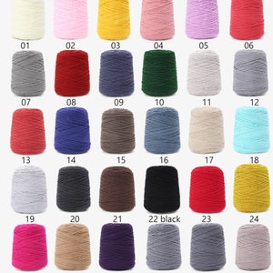 K&ouml;nnte beinhalten: Drei&szlig;ig verschiedene Garnrollen in einer Gitteranordnung. Das Garn ist eine weiche Baumwollmischung und perfekt zum Stricken oder H&auml;keln.