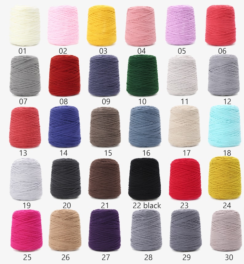 K&ouml;nnte beinhalten: Drei&szlig;ig verschiedene Garnrollen in einer Gitteranordnung. Das Garn ist eine weiche Baumwollmischung und perfekt zum Stricken oder H&auml;keln.