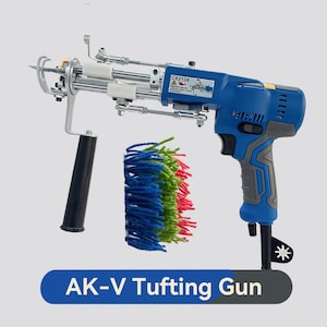 Può includere: Una pistola per ciuffi AK-V blu e argento con un manico nero e un gruppo di fili blu, verdi e rossi. La pistola ha un corpo blu con un manico grigio e il testo "CE2138".