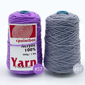 K&ouml;nnte beinhalten: Zwei Kn&auml;uel cpointbox 100% Acrylgarn. Ein Kn&auml;uel ist lila und mit #57 gekennzeichnet. Das andere Kn&auml;uel ist grau und mit #07 gekennzeichnet. Beide Kn&auml;uel sind 500g / 1 lbs.