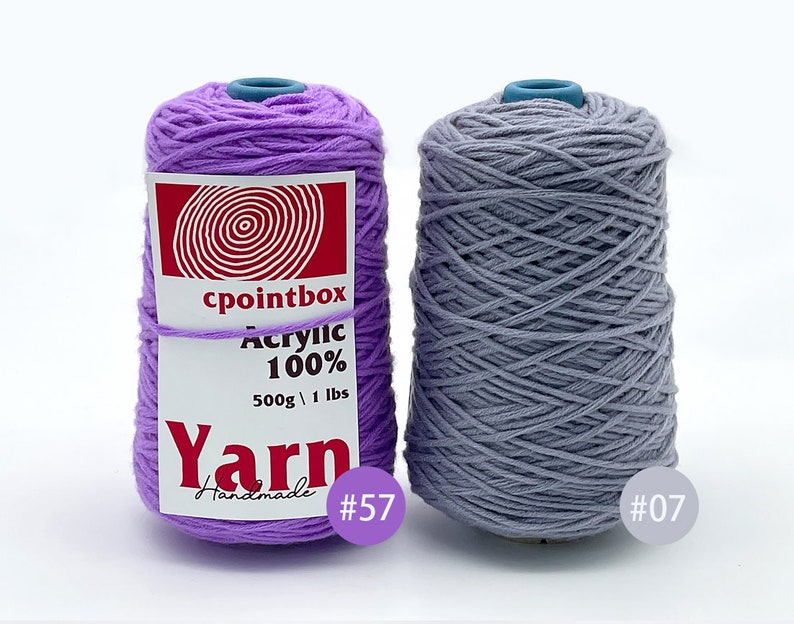 K&ouml;nnte beinhalten: Zwei Kn&auml;uel cpointbox 100% Acrylgarn. Ein Kn&auml;uel ist lila und mit #57 gekennzeichnet. Das andere Kn&auml;uel ist grau und mit #07 gekennzeichnet. Beide Kn&auml;uel sind 500g / 1 lbs.