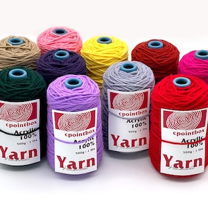 K&ouml;nnte beinhalten: Sortiment von 10 Garnkn&auml;uel in verschiedenen Farben, darunter Rot, Gr&uuml;n, Lila, Rosa, Gelb und Grau. Jedes Kn&auml;uel ist mit "cpointbox Acryl 100% Garn 500g / 1 lbs Handgefertigt" beschriftet.