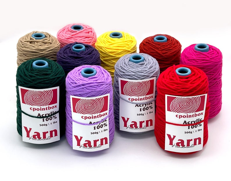 K&ouml;nnte beinhalten: Sortiment von 10 Garnkn&auml;uel in verschiedenen Farben, darunter Rot, Gr&uuml;n, Lila, Rosa, Gelb und Grau. Jedes Kn&auml;uel ist mit "cpointbox Acryl 100% Garn 500g / 1 lbs Handgefertigt" beschriftet.