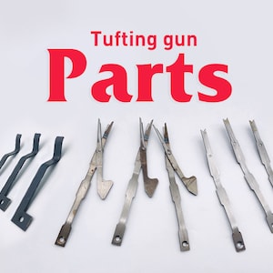 Könnte beinhalten: Ein Satz Metallteile für eine Tufting-Pistole. Die Teile umfassen eine Schere, einen Haken und mehrere Metallstangen. Der Text "Tufting gun Parts" ist in roten Buchstaben oben im Bild geschrieben.