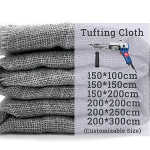 Può includere: Tessuto grigio per tufting in una pila con un'etichetta che dice "Tufting Cloth" e elenca diverse dimensioni in centimetri, tra cui 150x100, 150x150, 150x200, 200x200, 200x250 e 200x300. L'etichetta dice anche "(Dimensioni personalizzabili)".