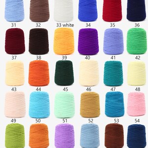 K&ouml;nnte beinhalten: Eine Sammlung von 60 Garnrollen in verschiedenen Farben, darunter Blau, Rot, Gr&uuml;n, Gelb, Orange, Lila, Braun, Wei&szlig; und Beige. Jede Rolle ist mit einer Nummer von 31 bis 60 gekennzeichnet.