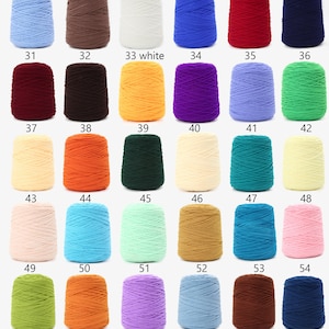 K&ouml;nnte beinhalten: Eine Sammlung von 60 Garnrollen in verschiedenen Farben, darunter Blau, Rot, Gr&uuml;n, Gelb, Orange, Lila, Braun, Wei&szlig; und Beige. Jede Rolle ist mit einer Nummer von 31 bis 60 gekennzeichnet.