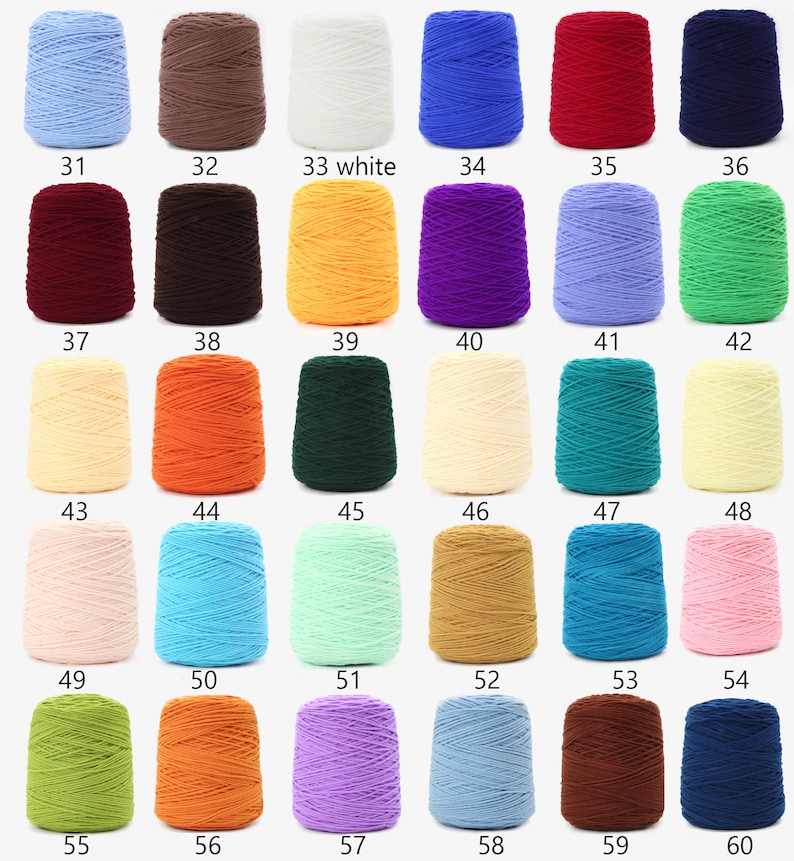 K&ouml;nnte beinhalten: Eine Sammlung von 60 Garnrollen in verschiedenen Farben, darunter Blau, Rot, Gr&uuml;n, Gelb, Orange, Lila, Braun, Wei&szlig; und Beige. Jede Rolle ist mit einer Nummer von 31 bis 60 gekennzeichnet.
